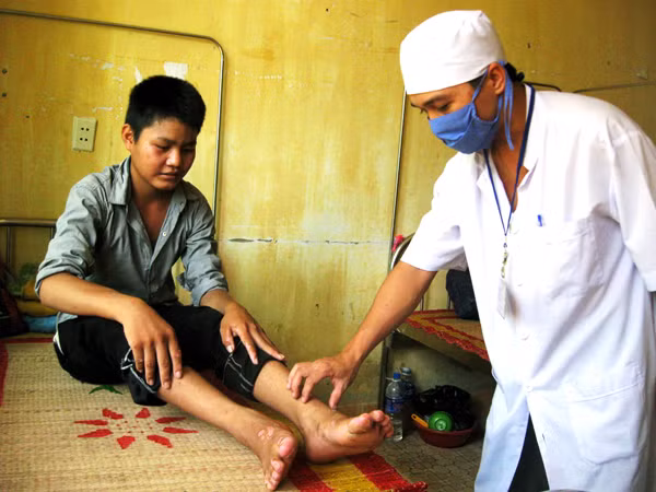 Ngày càng có nhiều trẻ em ở Ba Tơ nhập viện do có triệu chứng của bệnh “lạ” Ảnh: Hoài Văn