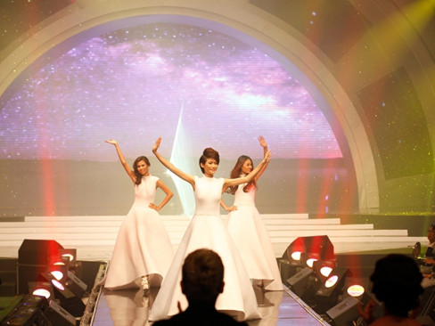 Ba cô gái xuất hiện trong bộ đầm trắng tinh khôi vào ra chào khán giả