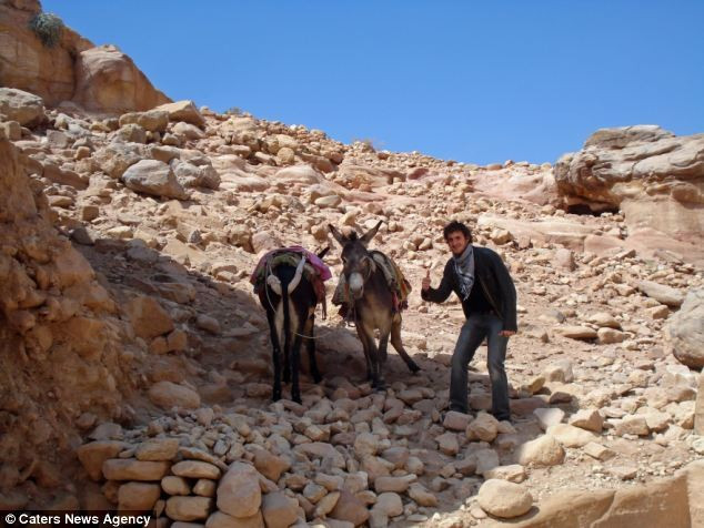 James chụp ảnh với một cặp lừa ở Jorda