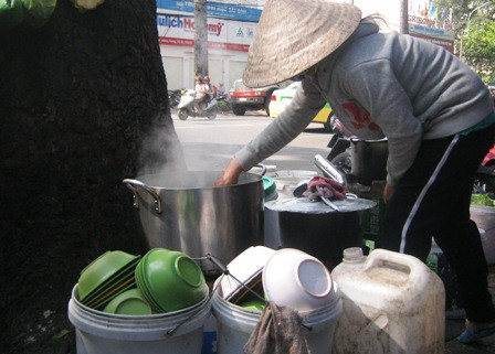 Người phục vụ tại quán hủ tiếu trước cổng trường ĐH Sư phạm TPHCM tiếp nước dùng bằng một chiếc xô cáu bẩn. Đống chén bát cũng được rửa qua loa và lau lại bằng chiếc khăn lem nhem treo cạnh. Người phục vụ tại quán hủ tiếu trước cổng trường ĐH Sư phạm TPHCM tiếp nước dùng bằng một chiếc xô cáu bẩn. Đống chén bát cũng được rửa qua loa và lau lại bằng chiếc khăn lem nhem treo cạnh