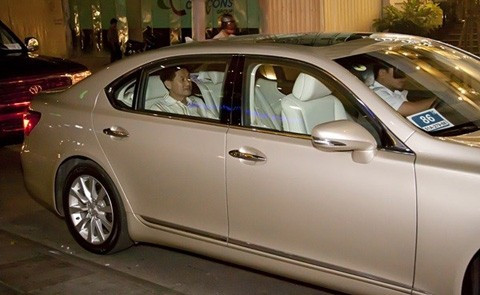 Chiếc Lexus màu nâu và ông Johnathan Hạnh Nguyễn