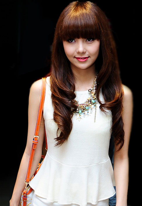 Đội tóc giả, nhìn Minh Hằng cũng rất vẫn rất xinh