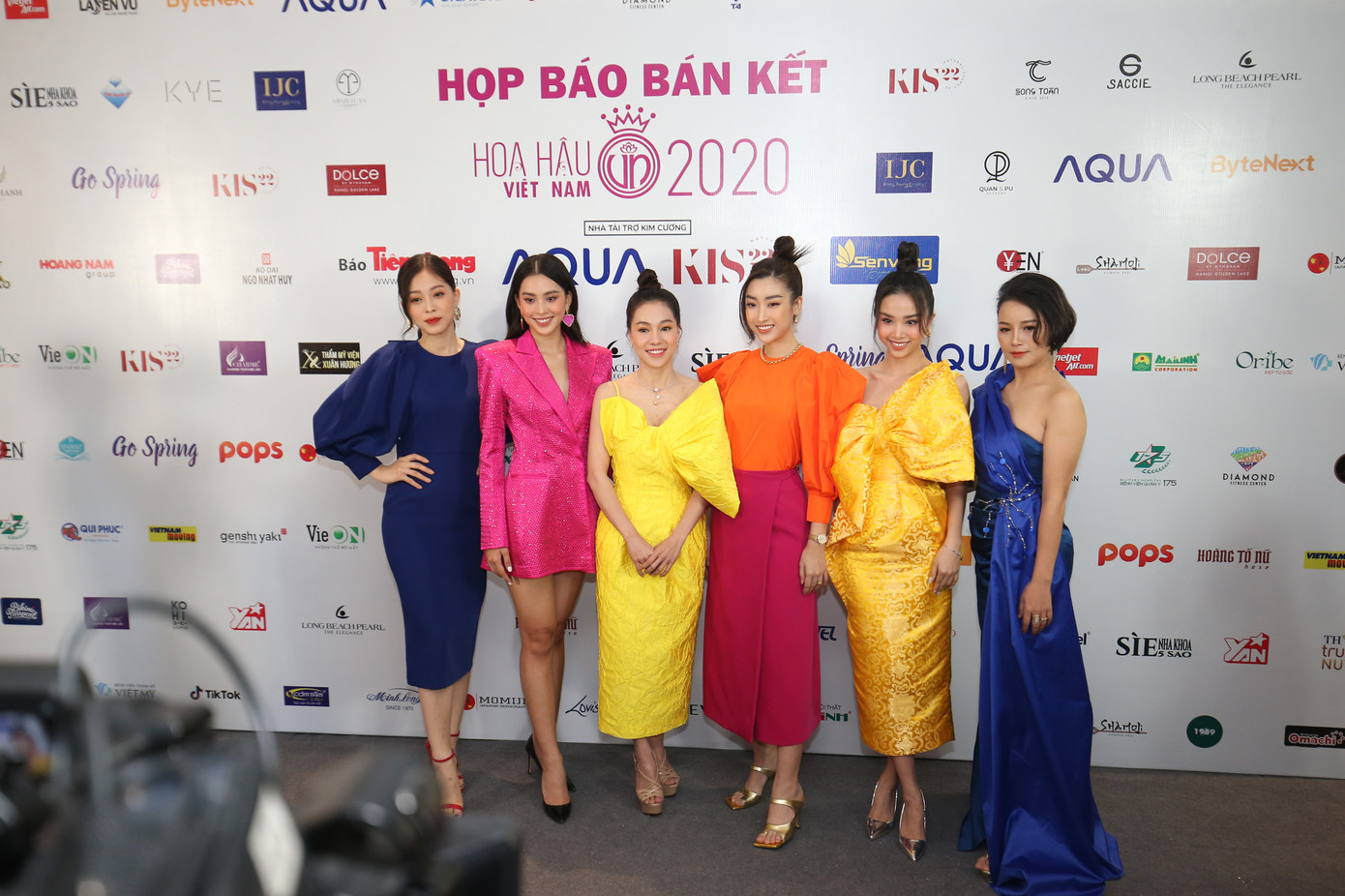 Top 60 thí sinh khoe sắc tại họp báo Vòng Bán kết toàn quốc Hoa hậu Việt Nam 2020 ảnh 24