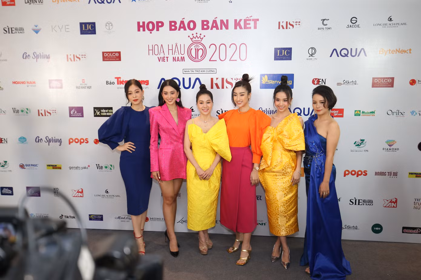 Top 60 thí sinh khoe sắc tại họp báo Vòng Bán kết toàn quốc Hoa hậu Việt Nam 2020 ảnh 24