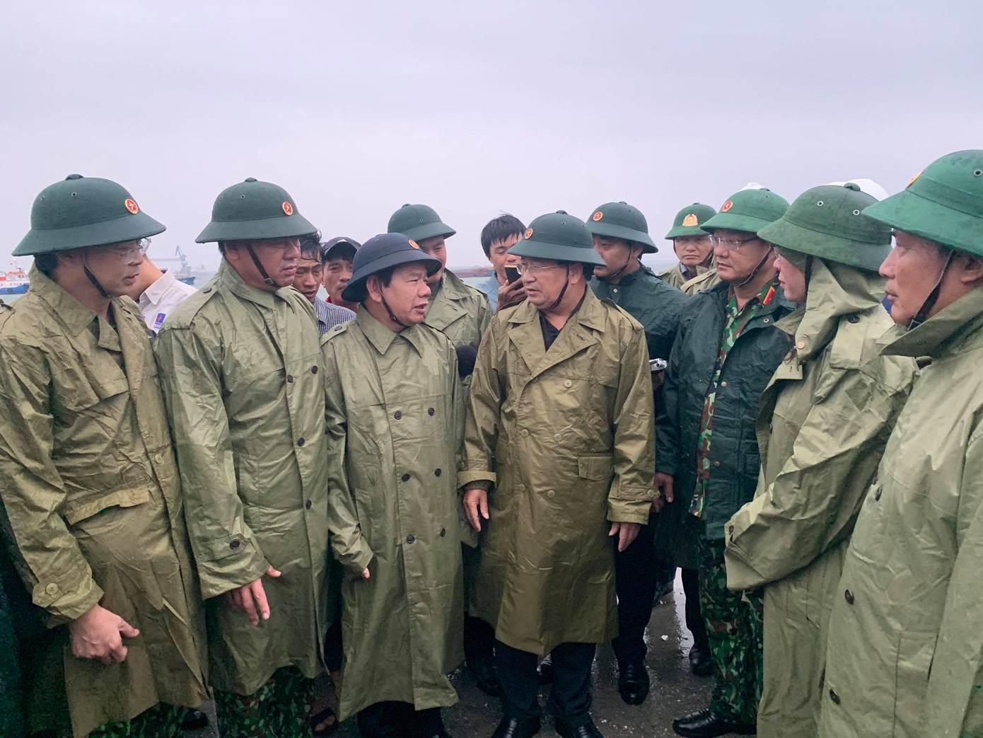 Trực thăng, xe bọc thép sẵn sàng ứng phó với bão số 9 ảnh 6