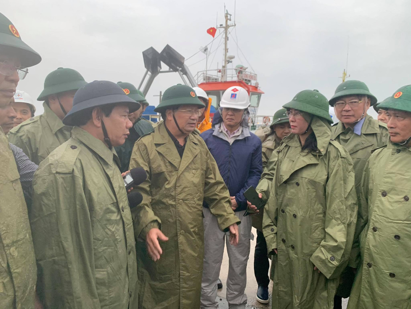 Trực thăng, xe bọc thép sẵn sàng ứng phó với bão số 9 ảnh 7