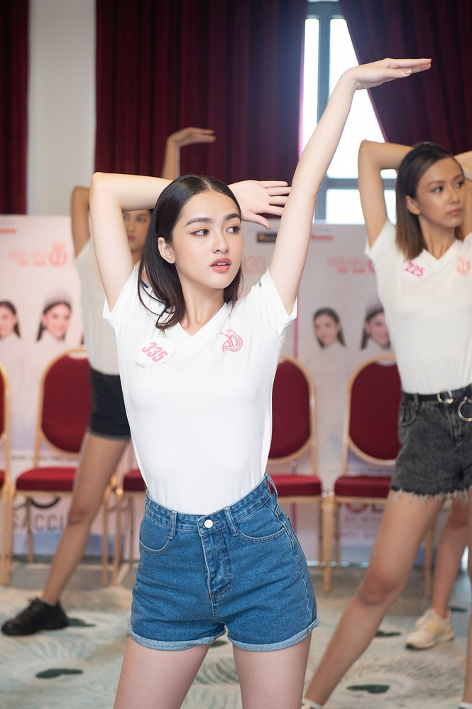 Top 60 thí sinh khoe sắc tại họp báo Vòng Bán kết toàn quốc Hoa hậu Việt Nam 2020 ảnh 35