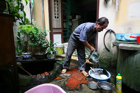 Nước giếng vẫn được dùng trong các sinh hoạt của gia đình ông Ngọc, trừ nước ăn
