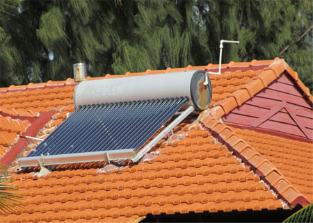 Bình nước nóng năng lượng mặt trời tại một khu nghỉ dưỡng ở Ninh Thuận. Bình nước nóng năng lượng mặt trời tại một khu nghỉ dưỡng ở Ninh Thuận