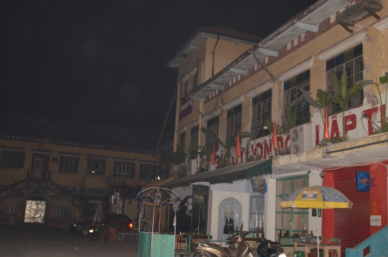 Cả khu Zone 9 chìm trong bóng tối, chỉ có vài ảnh nến hay đèn sạc của những chủ cửa hàng ở lại trông đồ của mình