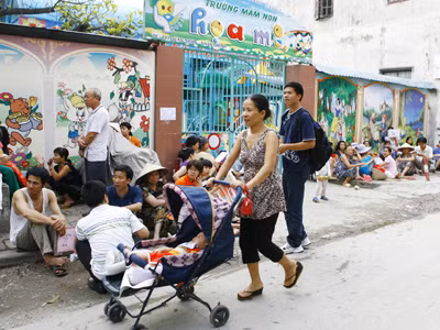 Thiếu trường mầm non, nên phụ huynh phải xếp hàng xin học cho con. Ảnh: Hồng Vĩnh