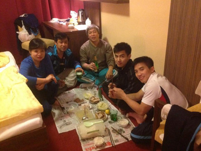 Chỉ với những bữa cơm đạm bạc thế này, Nguyễn Hà Thanh (đầu tiên bên phải) và Phan Thị Hà Thanh đã liên tiếp mang vinh quang về cho Tổ quốc. Ảnh: Hà Thanh