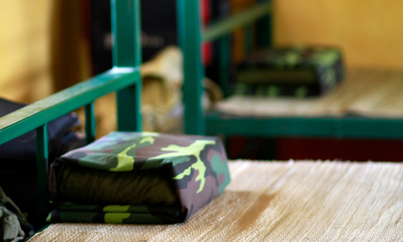Tất cả đều được ngăn nắp, gọn gàng. Ngay trong ngày đầu tiên đến với môi trường quân đội, các em được học cách thức gấp nội vụ