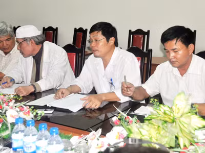 Bệnh viện Đa khoa Quảng Ngãi họp báo về vụ 2 trẻ song sinh tử vong sáng 2-11. Ảnh: V.H