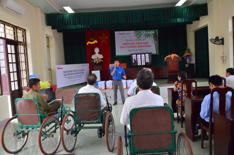 Đoàn viên thanh niên mang lời ca tiếng hát đến với các thương bệnh binh