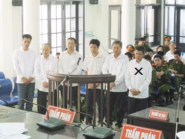 Các bị cáo trước tòa - Ảnh: Bảo Thắng