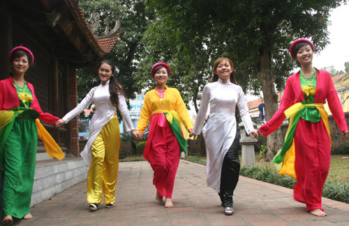 Không kém phần duyên dáng bên cạnh tà áo dài