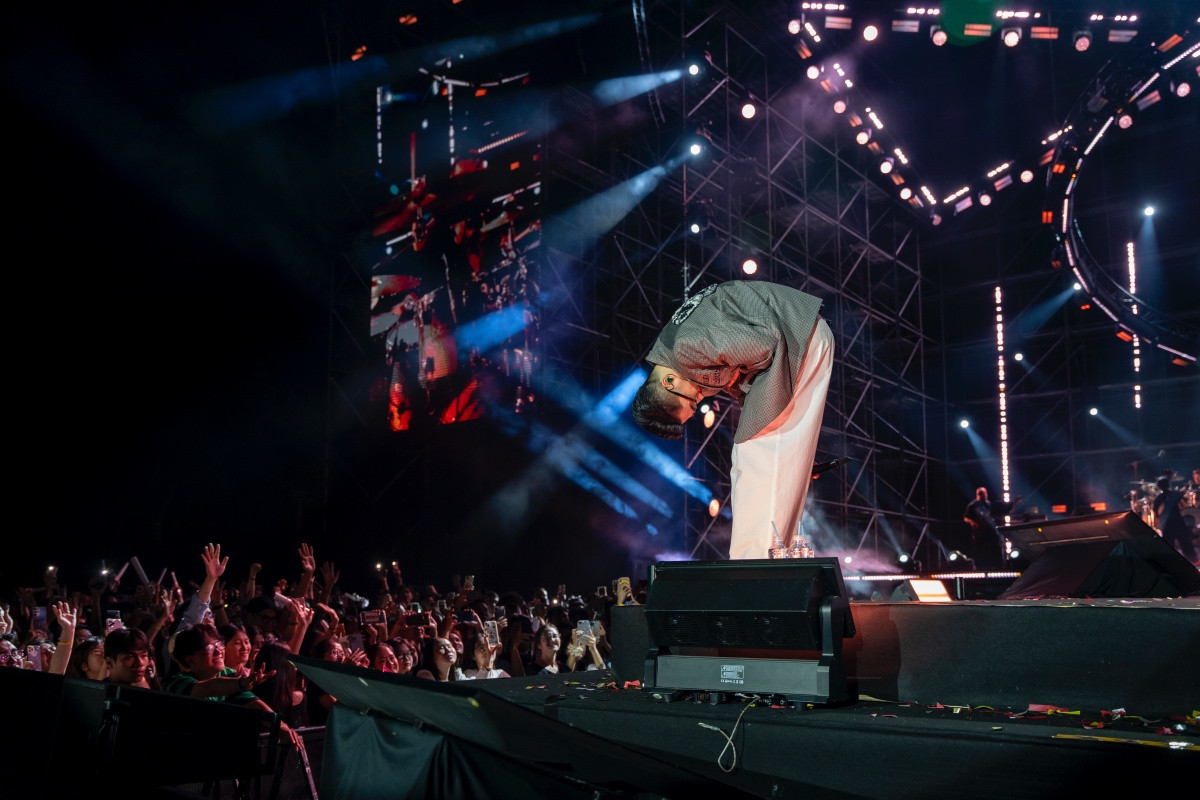 Vũ. cúi mình cảm ơn người hâm mộ. Vũ. cúi mình cảm ơn người hâm mộ.