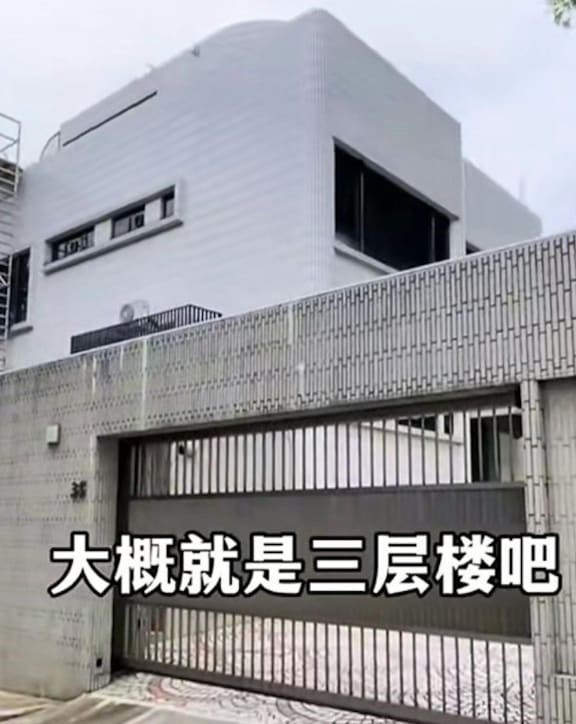 Tọa lạc tại số 35, đường Kadoorie Hill, một trong những địa chỉ đáng mơ ước nhất của giới siêu giàu Hồng Kông (Trung Quốc), Lưu Đức Hoa được cho là đã mua ngôi nhà này với giá 8,3 triệu đôla Singapore (khoảng 157 tỷ đồng) vào năm 2009, và được các chuyên gia thẩm định giá lại là 33 triệu đôla Singapore (khoảng 625 tỷ đồng) vào thời điểm hiện tại. Được thiết kế như một ngôi nhà an toàn, ngôi nhà có hầm rượu, rạp chiếu phim riêng và phòng tập thể dục, cũng như phòng đồ chơi và thư viện dành riêng cho con gái của Lưu Đức Hoa. Có tin đồn rằng nam ca sỹ đã mua một chiếc trực thăng riêng, giúp anh dễ dàng ra vào nhà theo ý muốn. Tọa lạc tại số 35, đường Kadoorie Hill, một trong những địa chỉ đáng mơ ước nhất của giới siêu giàu Hồng Kông (Trung Quốc), Lưu Đức Hoa được cho là đã mua ngôi nhà này với giá 8,3 triệu đôla Singapore (khoảng 157 tỷ đồng) vào năm 2009, và được các chuyên gia thẩm định giá lại là 33 triệu đôla Singapore (khoảng 625 tỷ đồng) vào thời điểm hiện tại. Được thiết kế như một ngôi nhà an toàn, ngôi nhà có hầm rượu, rạp chiếu phim riêng và phòng tập thể dục, cũng như phòng đồ chơi và thư viện dành riêng cho con gái của Lưu Đức Hoa. Có tin đồn rằng nam ca sỹ đã mua một chiếc trực thăng riêng, giúp anh dễ dàng ra vào nhà theo ý muốn.