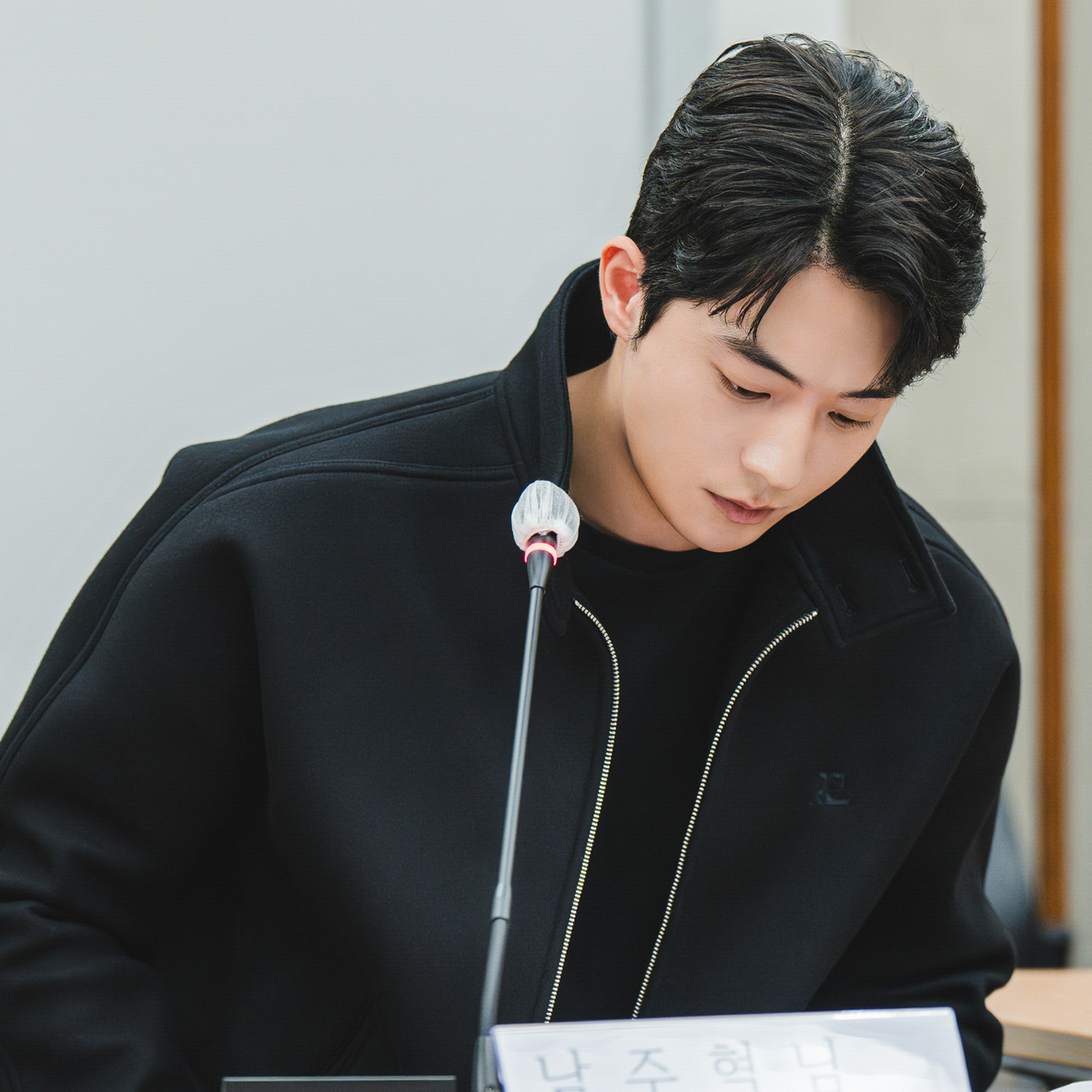 Nam Joo Hyuk, người đã gây ấn tượng trong Vigilante, Twenty-Five, Twenty-One, Start-Up, Radiant và nhiều phim khác, sẽ vào vai Gu Cheon, người thâm nhập vào cung điện để giải quyết một sự cố kỳ lạ xảy ra trong gia đình hoàng gia. Trong quá trình này, anh sẽ phải đối mặt với một thế giới đen tối không thể tưởng tượng nổi. Nam Joo Hyuk, người đã gây ấn tượng trong Vigilante, Twenty-Five, Twenty-One, Start-Up, Radiant và nhiều phim khác, sẽ vào vai Gu Cheon, người thâm nhập vào cung điện để giải quyết một sự cố kỳ lạ xảy ra trong gia đình hoàng gia. Trong quá trình này, anh sẽ phải đối mặt với một thế giới đen tối không thể tưởng tượng nổi.