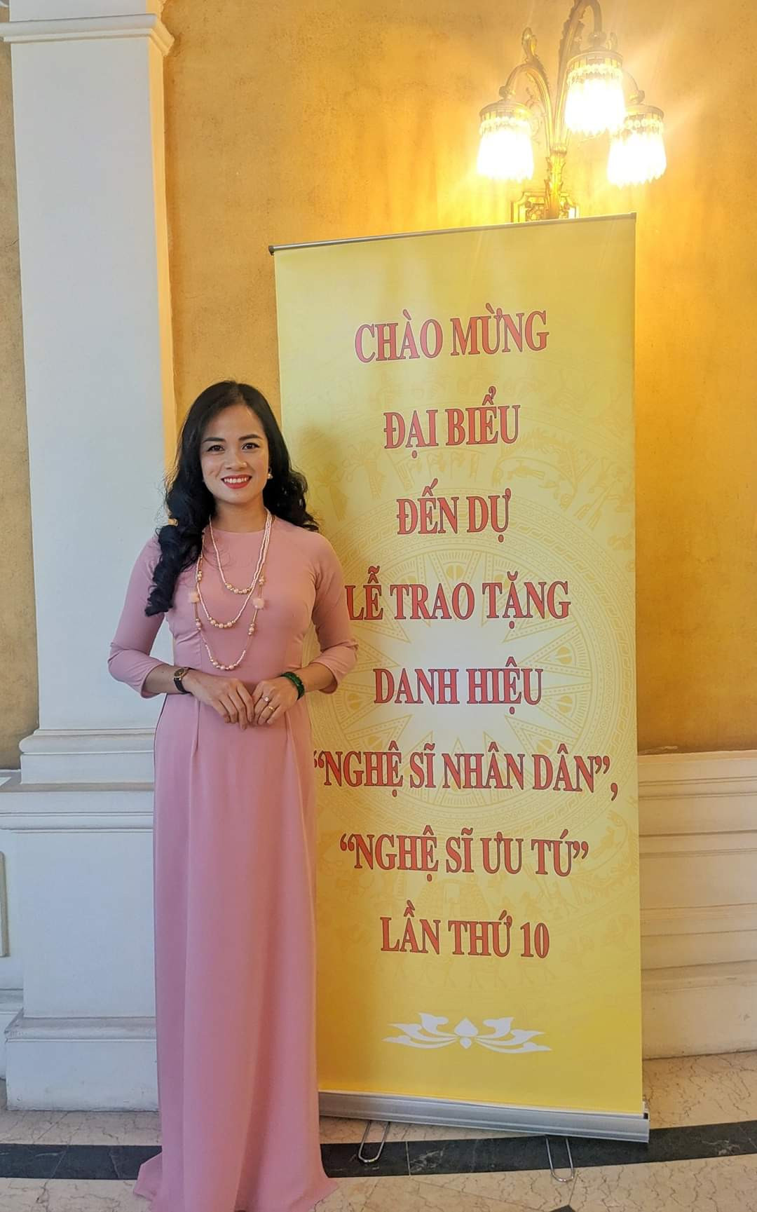 “Tôi vui và hạnh phúc khi những cống hiến, nỗ lực của mình đã được ghi nhận”, NSƯT Thu Hà chia sẻ. “Tôi vui và hạnh phúc khi những cống hiến, nỗ lực của mình đã được ghi nhận”, NSƯT Thu Hà chia sẻ.
