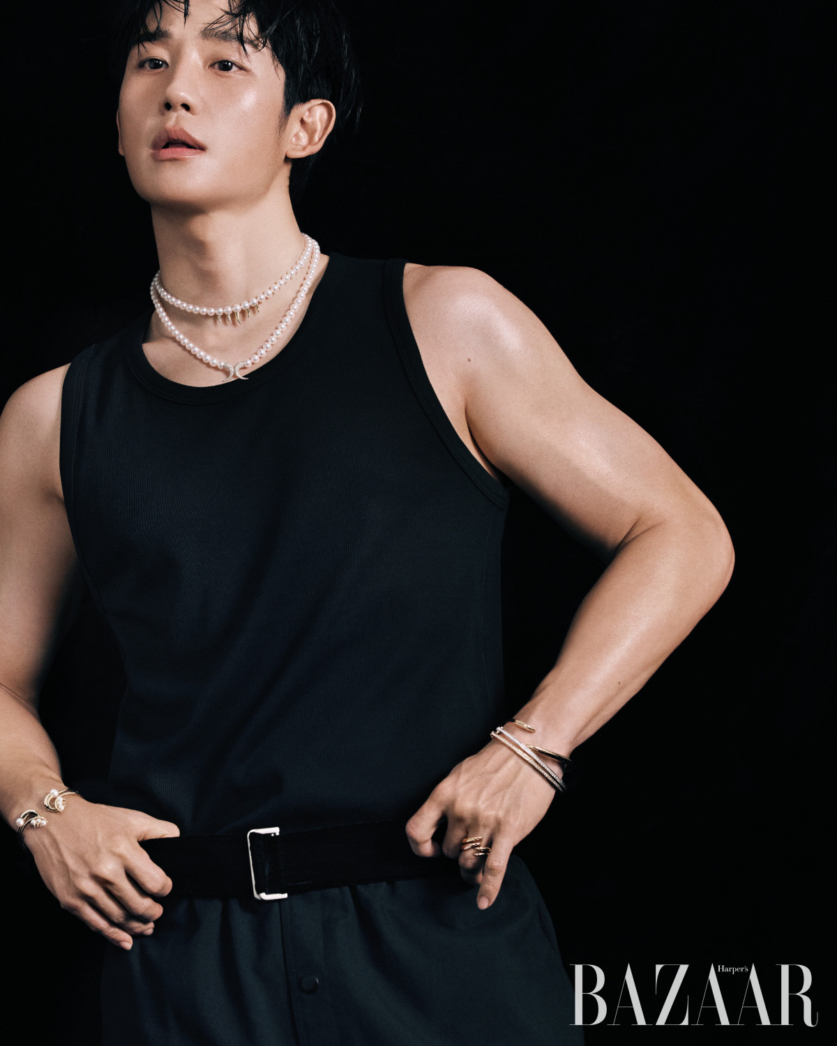 Jung Hae In vừa kỷ niệm 12 năm ra mắt và sẽ hóa thân thành chàng kiến trúc sư trẻ nổi tiếng tài năng và hấp dẫn Choi Seung Hyo trong Mom's Friend's Son, dự án mới sắp khởi quay của kênh cáp tvN. Mom's Friend's Son là sêri truyền hình tình cảm lãng mạn đầu tiên mà Jung Hae In xác nhận tham gia sau gần 3 năm kể từ Hoa tuyết điểm.