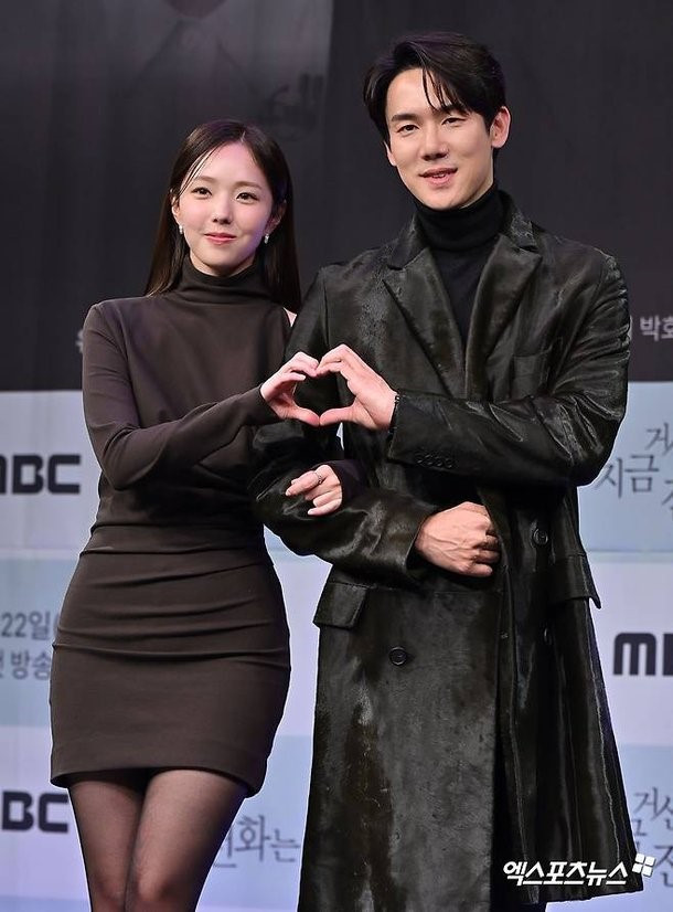 Từ những thước phim đầu tiên, ánh mắt, nụ cười hay ngay cả những khoảnh khắc im lặng giữa “đôi vợ chồng hờ” đều toát lên bầu không khí lãng mạn.