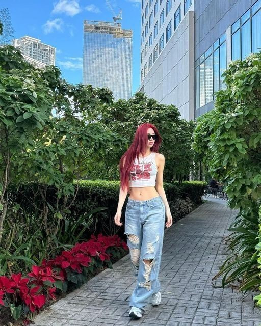 Yuna sở hữu chiều cao ấn tượng 1m70 cùng tỷ lệ cơ thể cân đối. Mỗi lần xuất hiện trên sân khấu, cô em út ITZY luôn khiến khán giả trầm trồ với đôi chân dài thon gọn cùng body quyến rũ của mình.