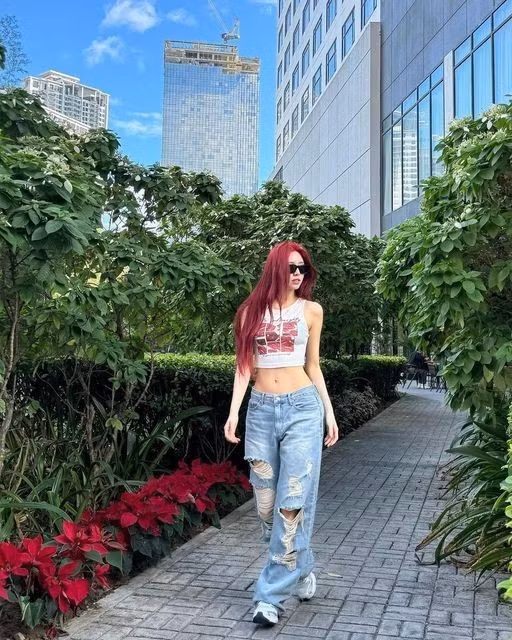 Yuna sở hữu chiều cao ấn tượng 1m70 cùng tỷ lệ cơ thể cân đối. Mỗi lần xuất hiện trên sân khấu, cô em út ITZY luôn khiến khán giả trầm trồ với đôi chân dài thon gọn cùng body quyến rũ của mình.