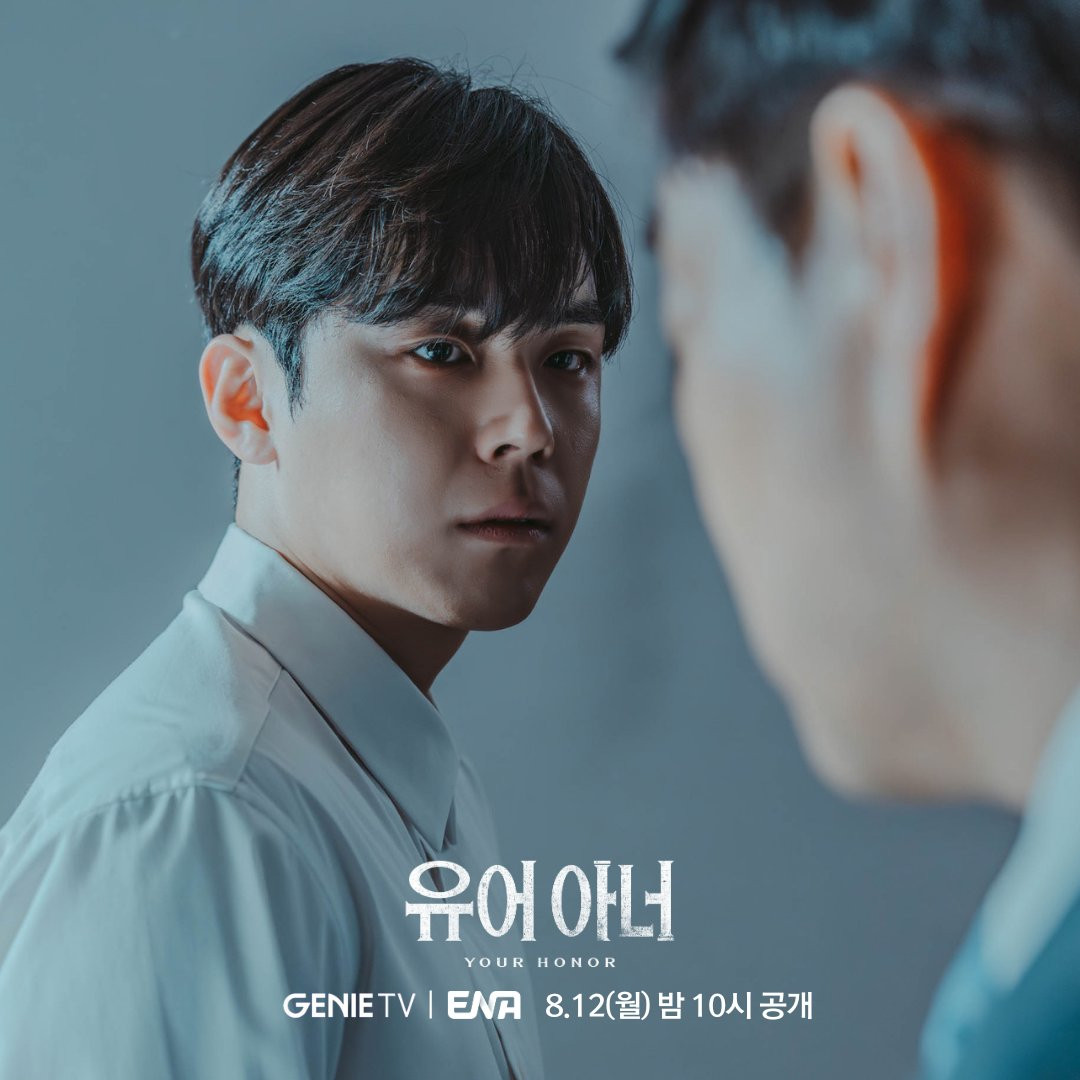 Những bức ảnh mới được công bố cho thấy biểu cảm căng thẳng của cả hai nhân vật: Song Ho Young, tràn ngập cảm giác tội lỗi khi thừa nhận vụ tai nạn, và Song Pan Ho, người nhìn anh với vẻ lo lắng sâu sắc. Họ sẽ thực hiện những biện pháp &apos;cực đoan&apos; nào để sống sót?