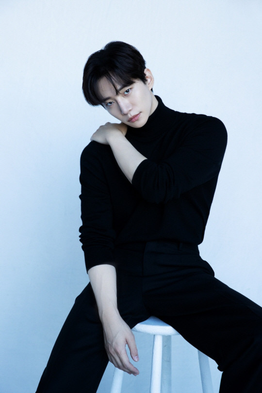 Dựa trên webtoon cùng tên của Kakao, Cashero kể câu chuyện về một nhân viên chính phủ bình thường tên Kang Sang Woong (Lee Junho), người có được siêu năng lực càng giữ nhiều tiền mặt càng mạnh hơn. Anh ta sử dụng sức mạnh mới tìm thấy của mình để cứu thế giới, ngay cả khi điều đó đồng nghĩa với việc tài khoản ngân hàng của anh ta sẽ cạn kiệt.