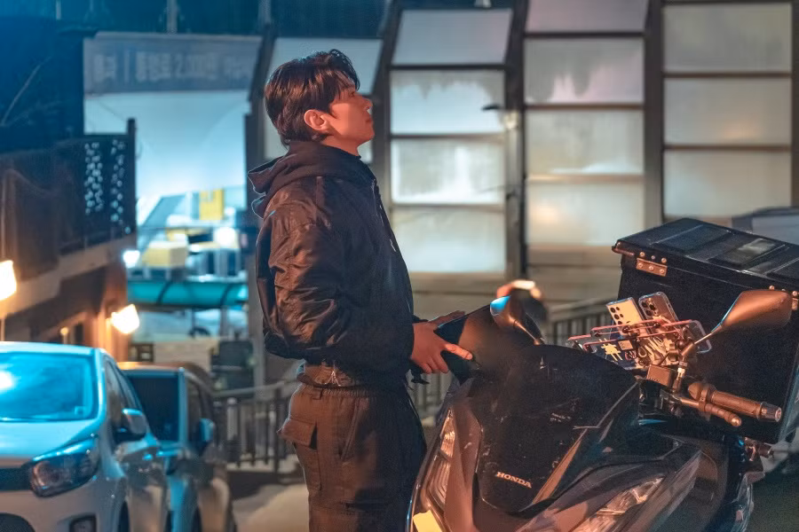 DEX sẽ vào vai Dong In, một tay giao hàng kỳ cựu có biệt danh là “Vua giao hàng” trong tập Please Throw It Away, đánh dấu dự án diễn xuất đầu tiên của ngôi sao truyền hình thực tế của Địa ngục độc thân và ZOMBIEVERSE. Trong những bức ảnh tĩnh mới được công bố, DEX hoàn toàn hóa thân vào nhân vật khi anh đến một địa điểm ma quái để giao hàng. Biểu cảm hoang mang cho thấy anh ấy đã chứng kiến điều gì đó mà lẽ ra anh không nên thấy, khiến người xem tò mò về điều gì sẽ xảy ra với Dong In trong phim.