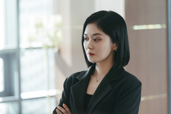 Jang Nara, người hiện đang đóng vai chính trong bộ phim truyền hình ăn khách Good Partner, đã vươn lên vị trí thứ hai với chỉ số danh tiếng thương hiệu là 4.055.366. Jang Na Ra, người đã chiếm được cảm tình của nhiều người đàn ông với hình ảnh tươi tắn khi mới ra mắt, giờ đây đã 'tái sinh' thành một nữ diễn viên vừa ngây thơ vừa lôi cuốn, trở thành 'nữ hoàng đảm bảo tỷ suất người xem'. Khi Good Partner đã đi được nửa chặng đường, diễn xuất của Jang Nara càng được mong đợi hơn, và sức mạnh tổng hợp giữa các diễn viên ngày càng tỏa sáng. Giữa những lời khen ngợi nồng nhiệt, tỷ suất người xem cũng tăng vọt. Tỷ suất người xem của tập 9 đã tăng vọt lên 17,8% ở khu vực đô thị, 17,2% trên toàn quốc và tỷ suất người xem cao nhất tức thời là 20,1% (dựa trên Nielsen Korea), duy trì vị trí đầu tiên trong cùng khung giờ. Ngoài ra, nó còn tiếp tục 'cơn sốt' mạnh mẽ khi đứng đầu không chỉ trong số tất cả các chương trình phát sóng vào thứ Bảy mà còn trong số tất cả các chương trình hằng tuần. Jang Nara, người hiện đang đóng vai chính trong bộ phim truyền hình ăn khách Good Partner, đã vươn lên vị trí thứ hai với chỉ số danh tiếng thương hiệu là 4.055.366. Jang Na Ra, người đã chiếm được cảm tình của nhiều người đàn ông với hình ảnh tươi tắn khi mới ra mắt, giờ đây đã 'tái sinh' thành một nữ diễn viên vừa ngây thơ vừa lôi cuốn, trở thành 'nữ hoàng đảm bảo tỷ suất người xem'. Khi Good Partner đã đi được nửa chặng đường, diễn xuất của Jang Nara càng được mong đợi hơn, và sức mạnh tổng hợp giữa các diễn viên ngày càng tỏa sáng. Giữa những lời khen ngợi nồng nhiệt, tỷ suất người xem cũng tăng vọt. Tỷ suất người xem của tập 9 đã tăng vọt lên 17,8% ở khu vực đô thị, 17,2% trên toàn quốc và tỷ suất người xem cao nhất tức thời là 20,1% (dựa trên Nielsen Korea), duy trì vị trí đầu tiên trong cùng khung giờ. Ngoài ra, nó còn tiếp tục 'cơn sốt' mạnh mẽ khi đứng đầu không chỉ trong số tất cả các chương trình phát sóng vào thứ Bảy mà còn trong số tất cả các chương trình hằng tuần.