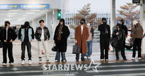 FML của SEVENTEEN đứng ở vị trí thứ bảy với 288.000 bản được bán ra. Seungkwan, The8, Hoshi, Dokyeom, Wonwoo, Mingyu, Woozi và Jun của SEVENTEEN vừa rời đi vào chiều ngày 11/1/2024 để thực hiện lịch trình tại châu Á. FML của SEVENTEEN đứng ở vị trí thứ bảy với 288.000 bản được bán ra. Seungkwan, The8, Hoshi, Dokyeom, Wonwoo, Mingyu, Woozi và Jun của SEVENTEEN vừa rời đi vào chiều ngày 11/1/2024 để thực hiện lịch trình tại châu Á.