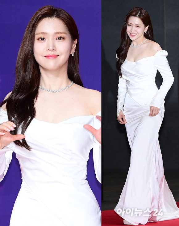 Kim Ji Eun xuất hiện trong chiếc váy trắng &quot;ngây thơ và quyến rũ&quot; cho thấy nhan sắc đỉnh cao tại SBS Entertainment Awards 2023 ngày 30/12 vừa qua. Trong phim Branding in Seongsu, Kim Ji Eun vai Kang Na Eon, trưởng nhóm tiếp thị trẻ tuổi nhất khi mọi dự án cô thực hiện đều thành công. Là một huyền thoại sống trong ngành, Na Eon được biết đến là một người nghiện công việc. Cô sẵn sàng từ bỏ tình bạn và tình yêu nếu điều đó ảnh hưởng đến thành công của bản thân. Tuy nhiên, cô bị cuốn vào một sự cố khi trở nên thân thiết với một thực tập sinh mà cô vốn cho là ngu ngốc.