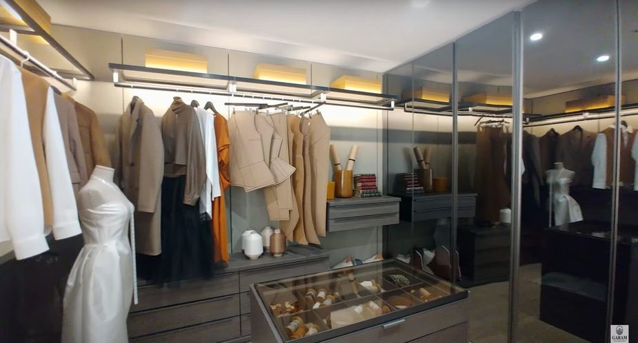 Phong cách hiện đại của phòng tắm và tủ quần áo không cửa ngăn làm tăng thêm khái niệm sang trọng và tối giản.