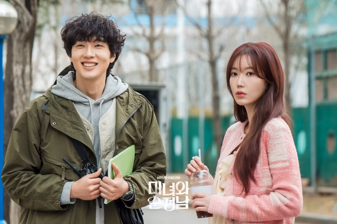 Beauty And Mr. Romantic của đài KBS2 dự kiến khởi chiếu vào thứ Bảy-Chủ Nhật hàng tuần bắt đầu từ 23/3, lúc 19h55, theo giờ địa phương.