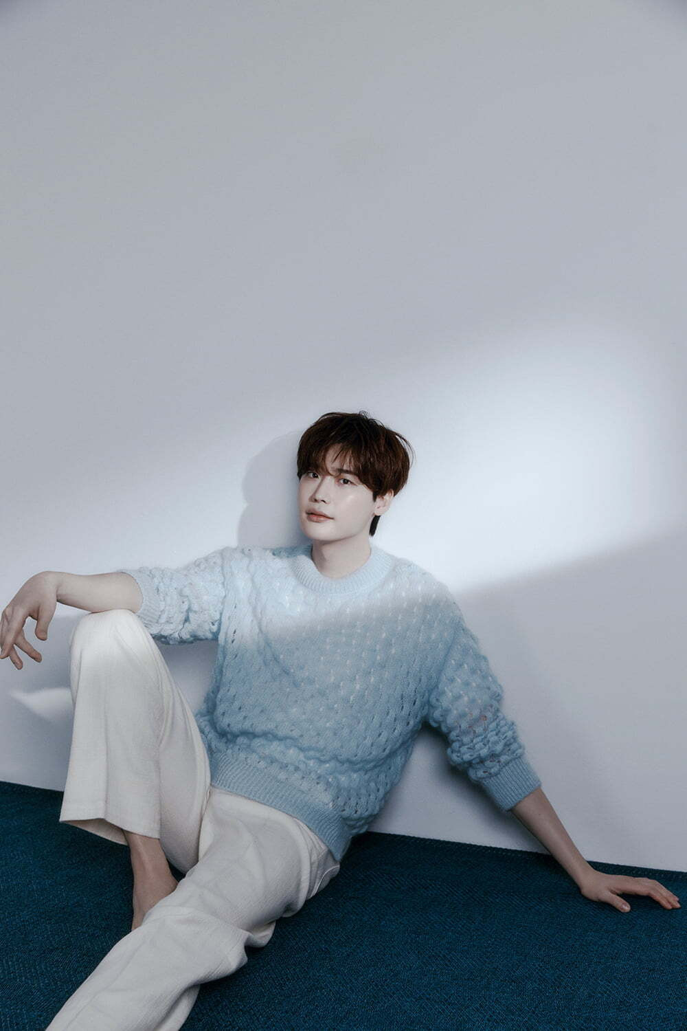Với hơn 26,4 triệu người theo dõi trên Instagram, Lee Jong Suk là một trong những gương mặt giải trí có giá trị nhận biết dễ dàng nhất, không chỉ ở Hàn Quốc mà còn ở khu vực và trên thế giới. Theo tờ Economic Times tiết lộ, giá trị tài sản ròng của Lee Jong Suk là 32 triệu USD. Hiện tại, Lee Jong Suk là một trong những diễn viên được trả lương cao nhất trong ngành tại giới giải trí Hàn Quốc.