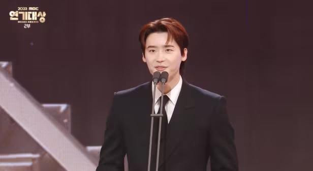 Lee Jong Suk đã thu hút sự chú ý khi đóng vai Park Chang Ho trong bộ phim truyền hình MBC năm 2022 Big Mouth. Nhờ đó, nam diễn viên đã giành được giải thưởng lớn tại MBC Drama Awards 2022. Tại MBC Drama Awards 2023 được tổ chức tại MBC Public Hall ở Sangam, Mapo-gu, Seoul vào ngày 30/12, Lee Jong Suk cũng đã tham dự để trao giải cho nam diễn viên chính xuất sắc nhất. Năm ngoái, Lee Jong Suk đã có cuộc gặp gỡ fanmeeting với khoảng 43.000 người hâm mộ tại 12 thành phố trên khắp châu Á.