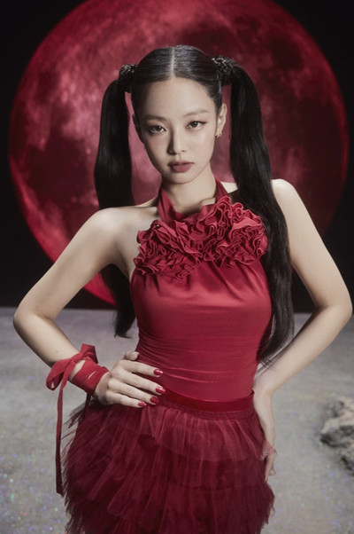 Sau khi thành lập công ty riêng, mới đây nhất, One Of The Girls với sự hợp tác giữa Jennie và The Weeknd, Lily Rose Depp đã lọt vào Bảng xếp hạng đĩa đơn chính thức Top 100 UK. Sau khi thành lập công ty riêng, mới đây nhất, One Of The Girls với sự hợp tác giữa Jennie và The Weeknd, Lily Rose Depp đã lọt vào Bảng xếp hạng đĩa đơn chính thức Top 100 UK.