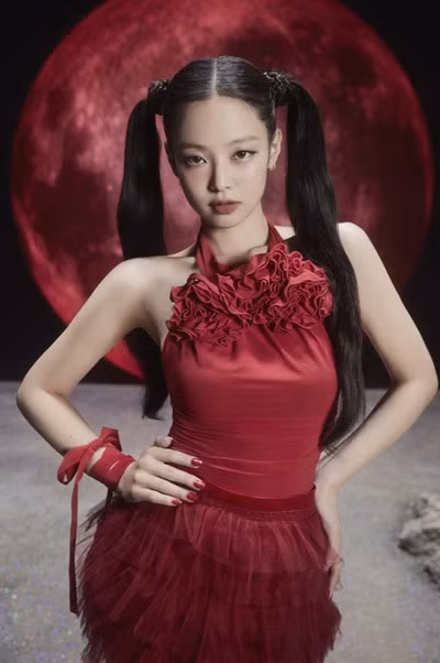 Sau khi thành lập công ty riêng, mới đây nhất, One Of The Girls với sự hợp tác giữa Jennie và The Weeknd, Lily Rose Depp đã lọt vào Bảng xếp hạng đĩa đơn chính thức Top 100 UK.