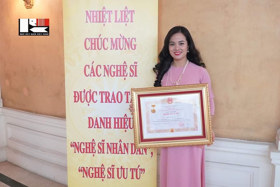 Thu Hà rạng rỡ trong ngày nhận danh hiệu NSƯT. Thu Hà rạng rỡ trong ngày nhận danh hiệu NSƯT.