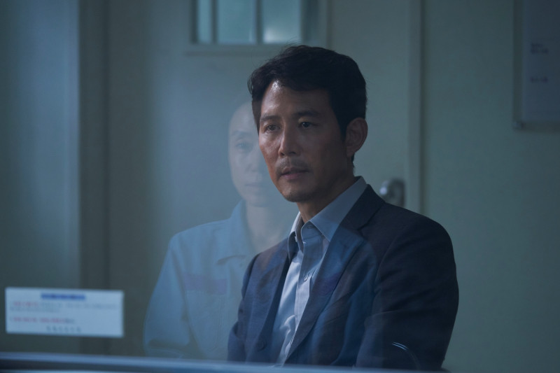 Lee Jung Jae, người đã 'gây bão' khắp thế giới với Squid Game và Acolyte, đã trở lại rạp chiếu phim trong nước sau một thời gian dài. Anh xuất hiện trong bộ phim mới Revolver của đạo diễn Oh Seung Wook, người mà anh có mối quan hệ thân thiết lâu năm. Sự xuất hiện của Lee Jung Jae trong Revolver bắt nguồn từ bộ phim trước đó The Shameless của đạo diễn Seung Wook Oh, Do Yeon Jeon và công ty sản xuất Mani Pictures. Ban đầu, anh có tên trong danh sách casting với vai nam chính của tác phẩm này, nhưng không thể tham gia vì chấn thương và các lý do khác. Sau đó, Lee Jung Jae nhận lời đảm nhận vai Seok Yong vì diễn viên dự kiến lúc đầu không thể tham gia. Kết quả vượt quá sự mong đợi. Lee Jeong Jae, trong trang phục của Seok Yong, miêu tả mọi thứ từ sự ích kỷ làm tổn thương người yêu vì sự thoải mái của bản thân, đến tình yêu của một người đàn ông không thể buông tay, đến nỗi sợ hãi che giấu một bí mật to lớn mà không thể kể cho ai nghe, với đôi mắt tinh tế tác động lên khuôn mặt khô khốc, nhợt nhạt. Lee Jung Jae, người đã 'gây bão' khắp thế giới với Squid Game và Acolyte, đã trở lại rạp chiếu phim trong nước sau một thời gian dài. Anh xuất hiện trong bộ phim mới Revolver của đạo diễn Oh Seung Wook, người mà anh có mối quan hệ thân thiết lâu năm. Sự xuất hiện của Lee Jung Jae trong Revolver bắt nguồn từ bộ phim trước đó The Shameless của đạo diễn Seung Wook Oh, Do Yeon Jeon và công ty sản xuất Mani Pictures. Ban đầu, anh có tên trong danh sách casting với vai nam chính của tác phẩm này, nhưng không thể tham gia vì chấn thương và các lý do khác. Sau đó, Lee Jung Jae nhận lời đảm nhận vai Seok Yong vì diễn viên dự kiến lúc đầu không thể tham gia. Kết quả vượt quá sự mong đợi. Lee Jeong Jae, trong trang phục của Seok Yong, miêu tả mọi thứ từ sự ích kỷ làm tổn thương người yêu vì sự thoải mái của bản thân, đến tình yêu của một người đàn ông không thể buông tay, đến nỗi sợ hãi che giấu một bí mật to lớn mà không thể kể cho ai nghe, với đôi mắt tinh tế tác động lên khuôn mặt khô khốc, nhợt nhạt.