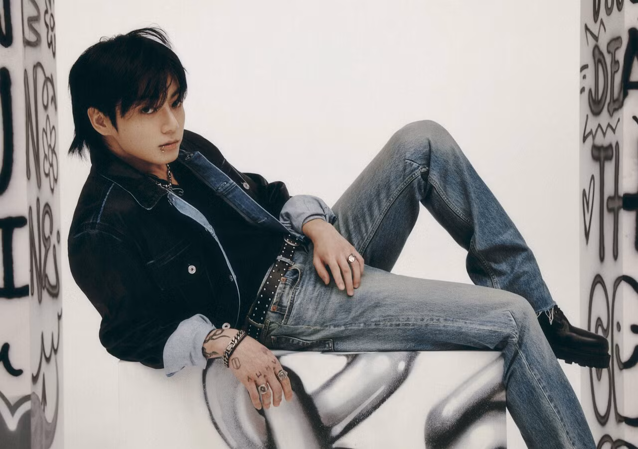 Jungkook, nghệ sĩ solo nam duy nhất lọt vào danh sách, đứng thứ mười với album solo đầu tay GOLDEN, bán được 244.000 CD tại Hoa Kỳ. Ngoài ra, GOLDEN cũng trở thành album của ca sĩ solo K-pop trụ vững trên Billboard 200 lâu nhất. Jungkook đã chứng tỏ sự nổi tiếng liên tục của mình khi lọt vào lại Top 10 các bảng xếp hạng toàn cầu với Standing Next to You, Seven (feat. Latto).