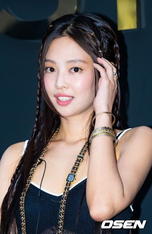 Jennie sẽ gặp gỡ người hâm mộ cùng toàn bộ thành viên BLACKPINK vào ngày 9/8. BLACKPINK sẽ tham dự buổi ra mắt sản xuất bộ phim BLACKPINK WORLD TOUR [BORN PINK] IN CINEMASđược tổ chức tại quảng trường Thời đại ở Yeongdeungpo, Seoul vào ngày 9/8. Đây là lần đầu tiên BLACKPINK tập trung tại một địa điểm sau khoảng 11 tháng, kể từ màn trình diễn cuối cùng của chuyến lưu diễn vòng quanh thế giới vào tháng Chín năm ngoái.