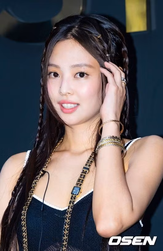 Jennie sẽ gặp gỡ người hâm mộ cùng toàn bộ thành viên BLACKPINK vào ngày 9/8. BLACKPINK sẽ tham dự buổi ra mắt sản xuất bộ phim BLACKPINK WORLD TOUR [BORN PINK] IN CINEMASđược tổ chức tại quảng trường Thời đại ở Yeongdeungpo, Seoul vào ngày 9/8. Đây là lần đầu tiên BLACKPINK tập trung tại một địa điểm sau khoảng 11 tháng, kể từ màn trình diễn cuối cùng của chuyến lưu diễn vòng quanh thế giới vào tháng Chín năm ngoái.