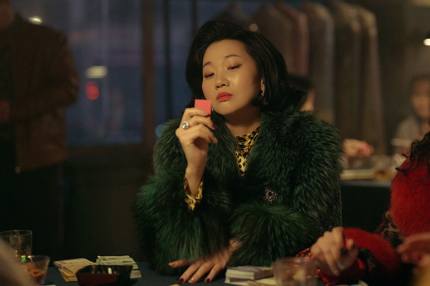 Jang Yoon Joo tiếp tục vào vai thám tử Bong, một điều tra viên kiên trì với ý thức sâu sắc về công lý. Ngoại hình và tính cách của cô vẫn rất giống với 9 năm trước.