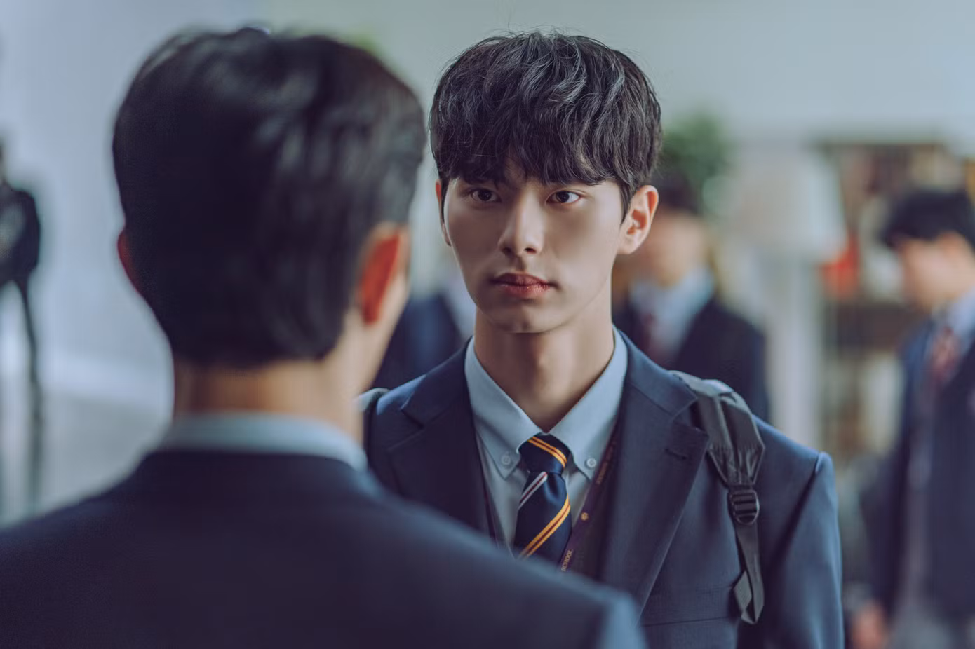 Enter Kang Ha (Lee Chae Min), một học sinh chuyển trường bí ẩn, người đã phá vỡ hệ thống phân cấp nghiêm ngặt của trường Jooshin High. Khi đến trường, màu cà vạt tương phản của Kang Ha giữa các học sinh thượng lưu gợi ý về vị trí của anh trong trật tự xã hội của trường.