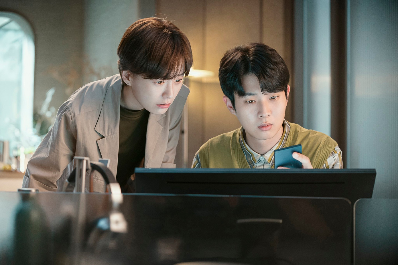 Được tiếp xúc và lớn lên cùng cha mẹ AI từ khi còn nhỏ, Hye Ri (Jung Yu Mi) cũng là trưởng phòng thiết kế dịch vụ &quot;Wonderland&quot;. Những bức ảnh tĩnh thu hút sự tò mò về mối quan hệ của cô với nhà lập kế hoạch tân binh Hyun Soo (Choi Woo Shik), người biết được bí mật gia đình khi tìm hiểu cuộc sống của nhiều khách hàng.