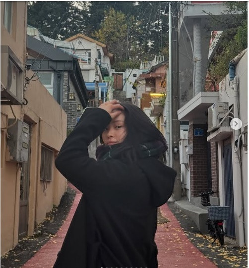 Ryujin có rất nhiều bài đăng trên Instagram của mình mà không trang điểm chút nào và cô ấy trông xinh đẹp không kém. Đôi mắt đen và đôi môi có sắc tố tự nhiên là điểm nổi bật.